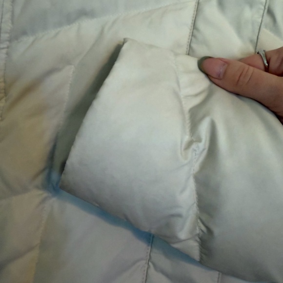 Patagonia Women's Down With It Off-White Puffer Jacket - Picture 3 of 9